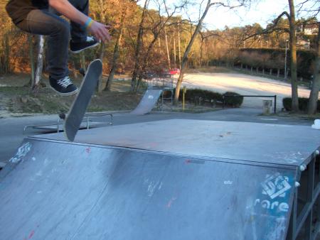 kick-flip bien monté o dessus du coping! wwoooaaaoouuu!!